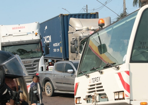 Trânsito é alterado após acidente entre carro e carreta em Manaus 