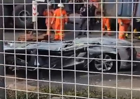 Carro virou 'tapete' após ser esmagado por carreta próximo ao Chibatão; vídeo