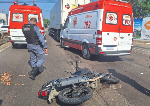 Motociclista de app e passageira quase são esmagados por carreta na Ponta Negra