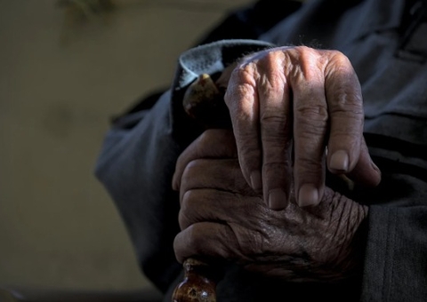 Idoso é dopado e tem casa saqueada após conhecer mulher por aplicativo