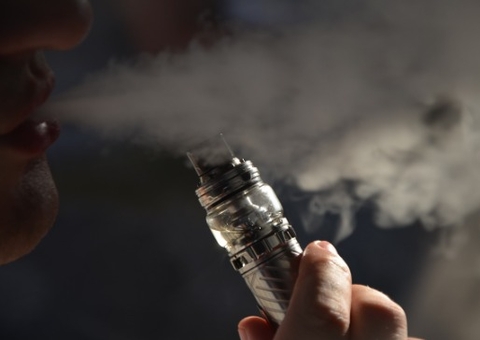 Adolescente sofre colapso pulmonar por uso de vape
