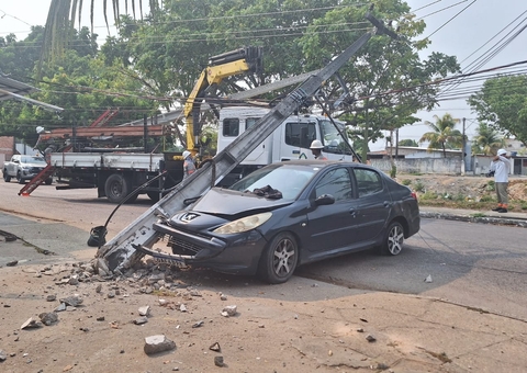 Motorista perde controle e carro derruba poste em acidente no Igarapé do Passarinho