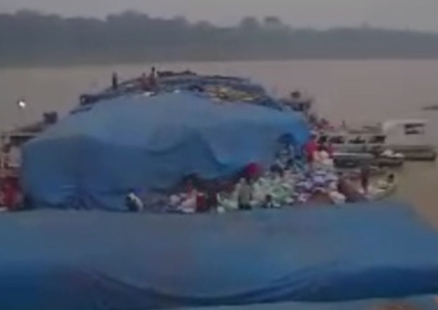 Vídeo: Balsa carregada de alimentos é saqueada por ribeirinhos no Amazonas