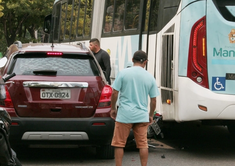 Motociclista e garupa escapam de serem esmagados por ônibus em acidente em Manaus