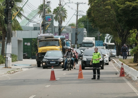 Acidente com ônibus e moto provoca intenso congestionamento na Darcy Vargas