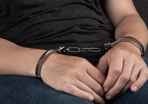 Mulher é presa por jogar álcool e atear fogo em companheira após discussão