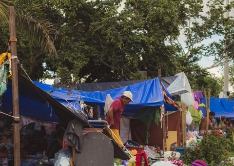 Quase 4 mil pessoas moram em barracas de lonas e locais improvisados no Amazonas