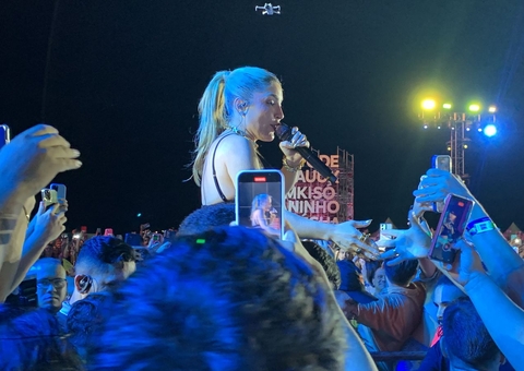 Manu Bahtidão e MC Caveirinha descem do palco e se juntam ao público na 2ª noite do passo a paço