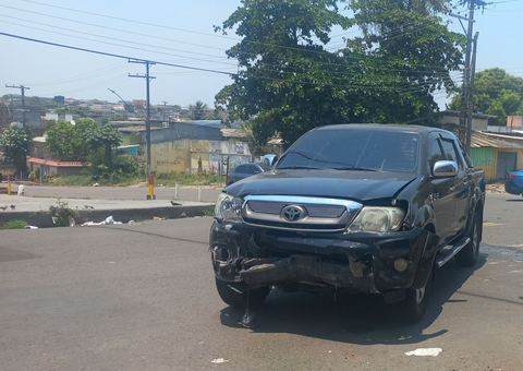 Motorista fica ferido em acidente entre Hilux e outra picape em Manaus