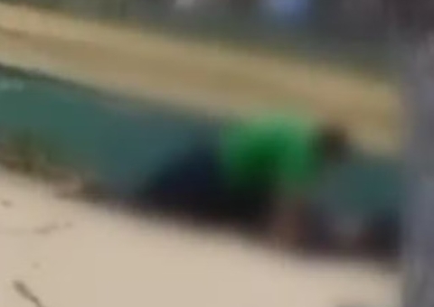 Vídeo: Casal é flagrado fazendo sexo em praça em plena luz do dia