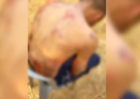 Dono de supermercado e funcionários espancam e ateiam fogo em homem por furto de sandália 