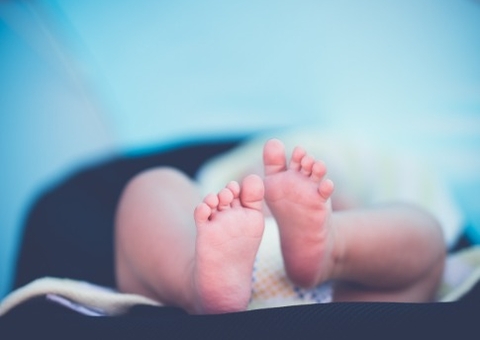 Recém-nascido morre sufocado após mãe rolar sobre ele enquanto dormia