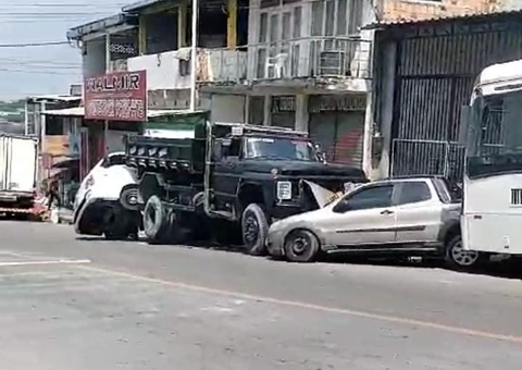 Abalroamento deixa uma pessoa ferida e veículos danificados em Manaus