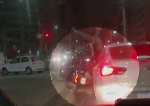 Motorista dá ré e atropela motociclista em briga de trânsito; vídeo