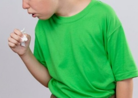 Criança engasgada com comida é salva por PMs em Manaus 