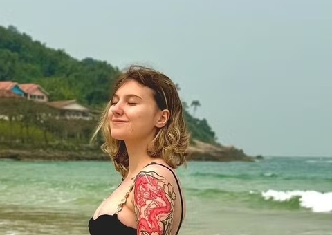 Isabel Veloso exibe barriguinha de gravidez na praia