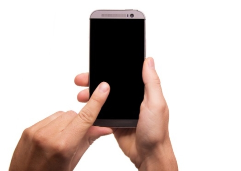 Técnico de celular exige R$ 200 mil para não divulgar nudes de cliente