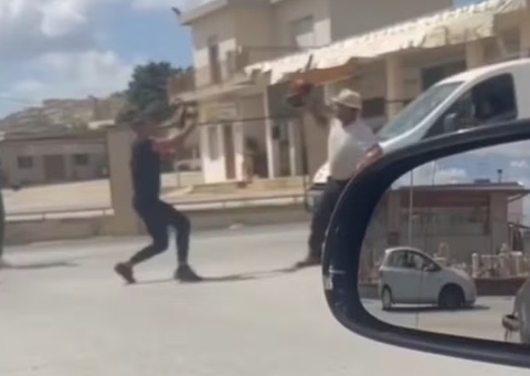 Confusão no trânsito vira cena de filme: motoristas se enfrentam com motosserras