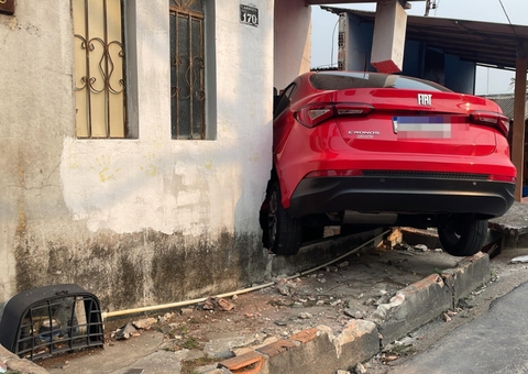 Motorista com suspeita de embriaguez invade casa com carro em Manaus