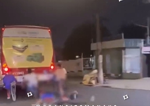 Adolescente cai de cabeça após se arriscar na traseira de ônibus em Manaus