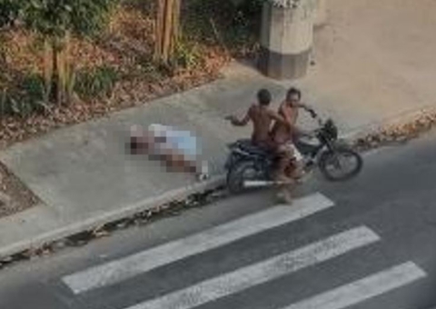 Veja momento em que dupla tenta matar alvo após deixar 3 baleados em parada de Manaus
