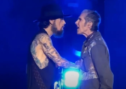 Durante show, vocalista do Jane's Addiction ataca guitarrista no palco