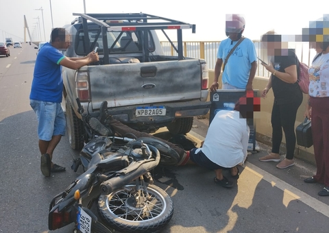 Motociclista fica ferido ao colidir com traseira de picape em pane na Ponte Rio Negro