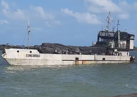 Navio de carga naufraga a caminho de Noronha e cinco tripulantes desaparecem