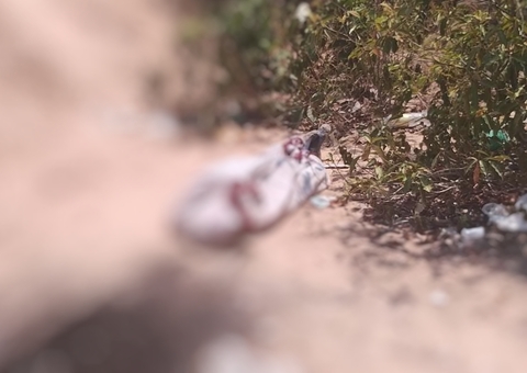 Enrolado em lençol, homem é achado morto em ramal no Lago Azul