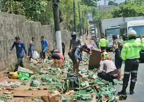 Carreta com carga de cerveja tomba na avenida Rodrigo Otávio