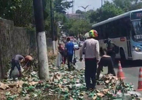 Vídeos: populares saqueiam carga de Heineken após carreta tombar em Manaus