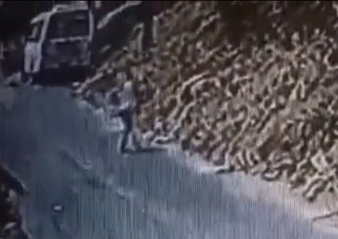 Homem é flagrado ateando fogo na área do Inpa; PF vai investigar