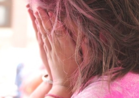 Mãe é acusada de abusar e vender vídeos da filha de 5 anos para 'conhecido'