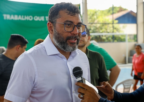 Prosai Parintins: Wilson entrega títulos definitivos de propriedade a mais de 100 famílias