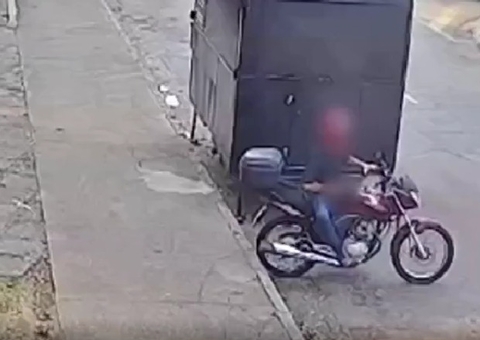 Vídeo: Homem é flagrado se masturbando perto de escola em plena luz do dia