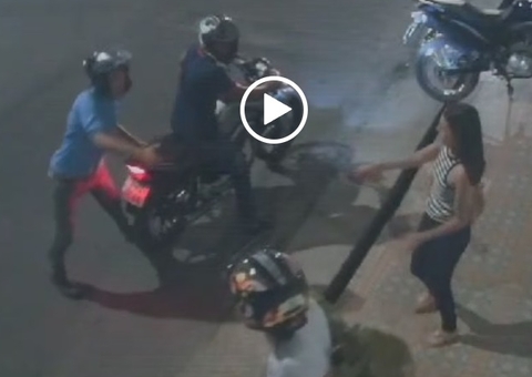 Criminosos em moto roubam celulares de mulheres em Manaus; vídeo