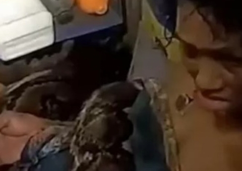 Idosa passa horas enrolada por cobra gigante e é salva na Tailândia