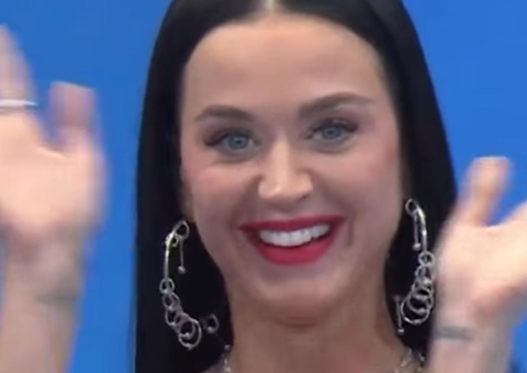 Katy Perry se arrisca no funk e aconselha participantes no Estrela da Casa; vídeos
