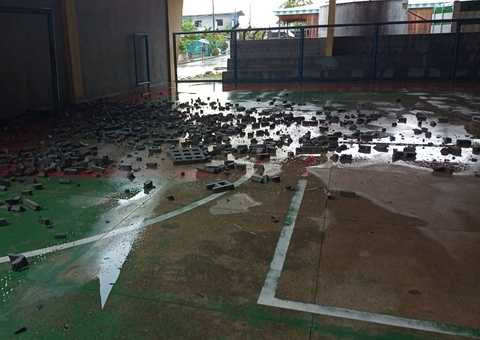 Vídeos: Temporal destelha 15 casas e destrói parte de escola em Manacapuru