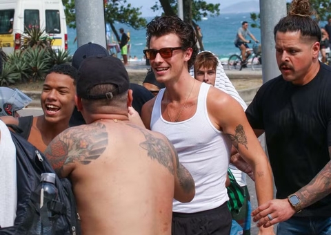 Shawn Mendes é cercado por fãs na praia de Ipanema; veja fotos
