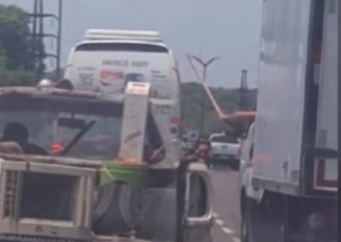 Vídeo: Motoristas se enfrentam com pedaço de pau e terçado em briga de trânsito em Manaus