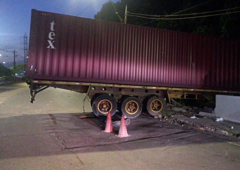 Carreta perde controle e invade área de mata em Manaus