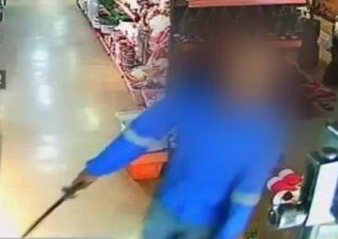 Homem mata namorada com espada e fere gravemente a ex em loja