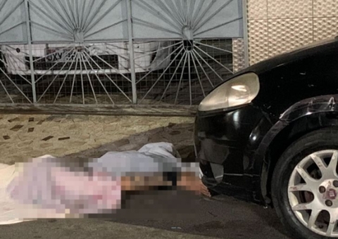 Homem é executado em beco e arrastado por rua em Manaus