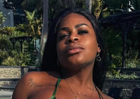 De biquíni, Jojo Todynho exibe cintura fina após cirurgias plásticas