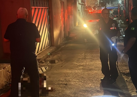 Homem é achado morto após moradores acordarem ao som de tiros na Compensa