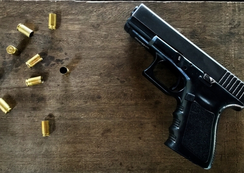 Adolescente leva tiro acidental ao manusear arma do pai de um amigo 