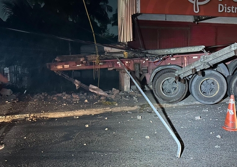 Parte de carreta se solta, derruba poste e deixa bairro sem energia em Manaus