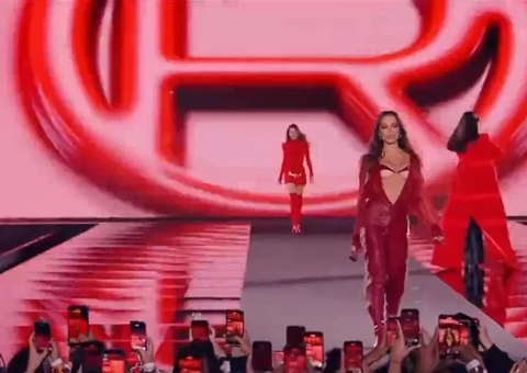 Cantora Belinda cai na passarela e é ajudada por Anitta na Semana de Moda de Paris