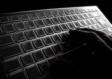 Preso por estupro virtual forçava vítimas a "tatuar" codinome com estilete